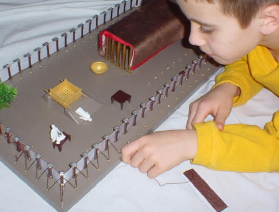 Photo showing how to string the ropes for the outer wall.